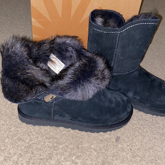 UGG Women’s Meadow buckle fold over boot in Black size 7 - Picture 3 of 9